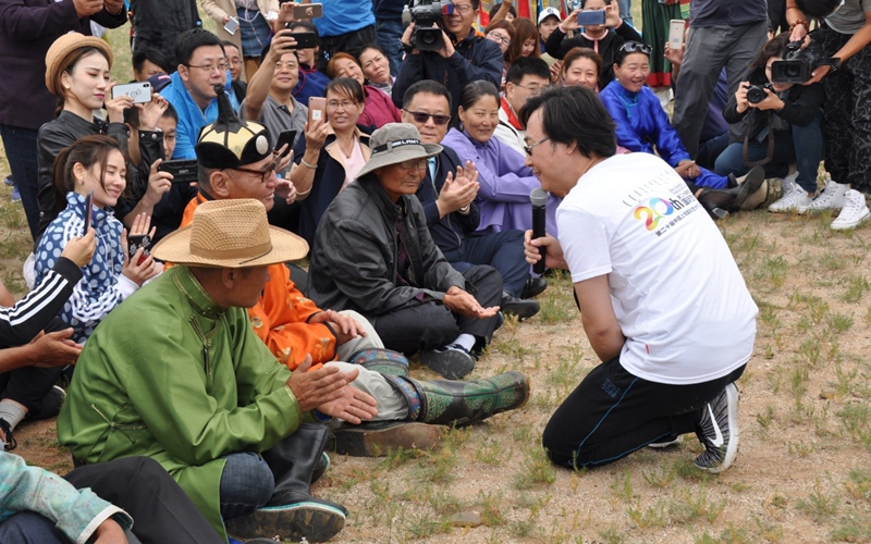 Artists perform for Inner Mongolian herders